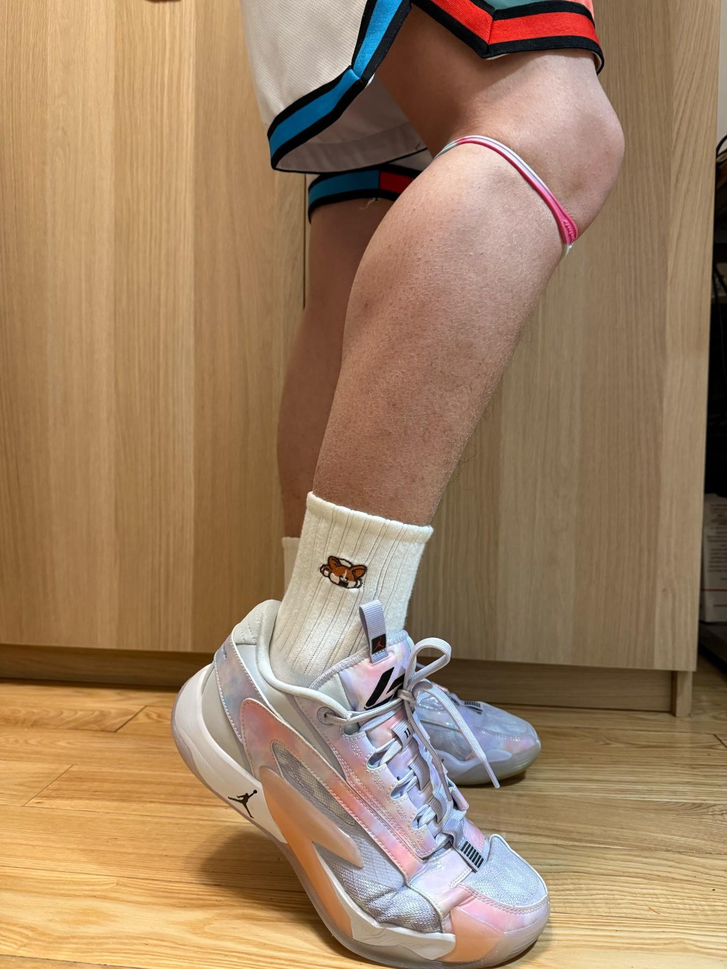 爱运动的男生,这个髌骨带看过来